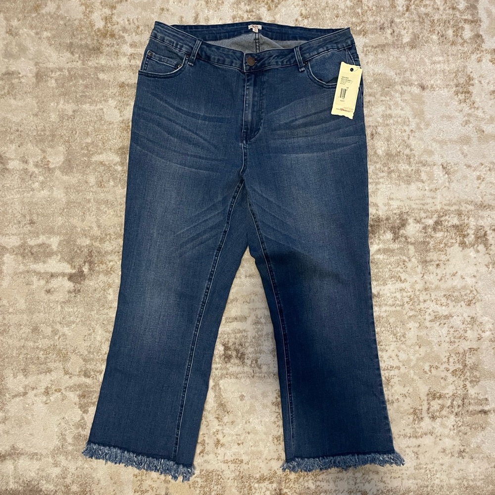 NWT Reba Capri Frayed Ankle Jeans SZ 16